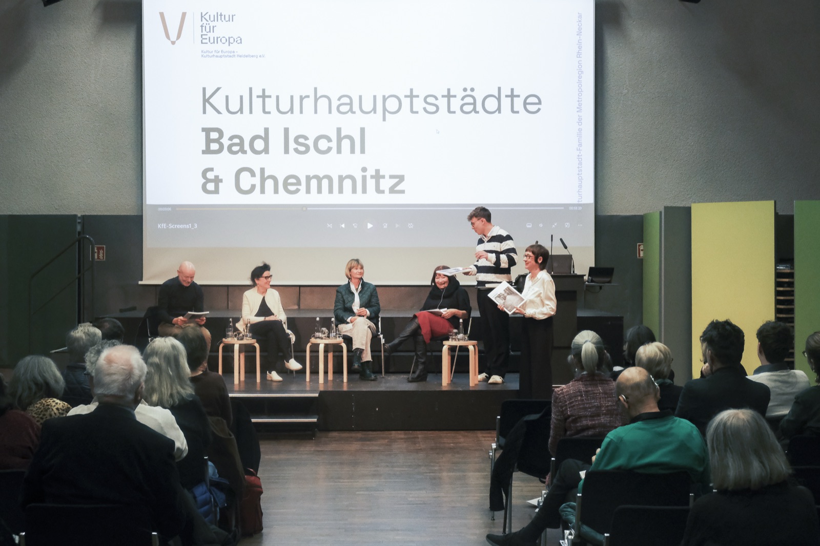 Besucher und Podium