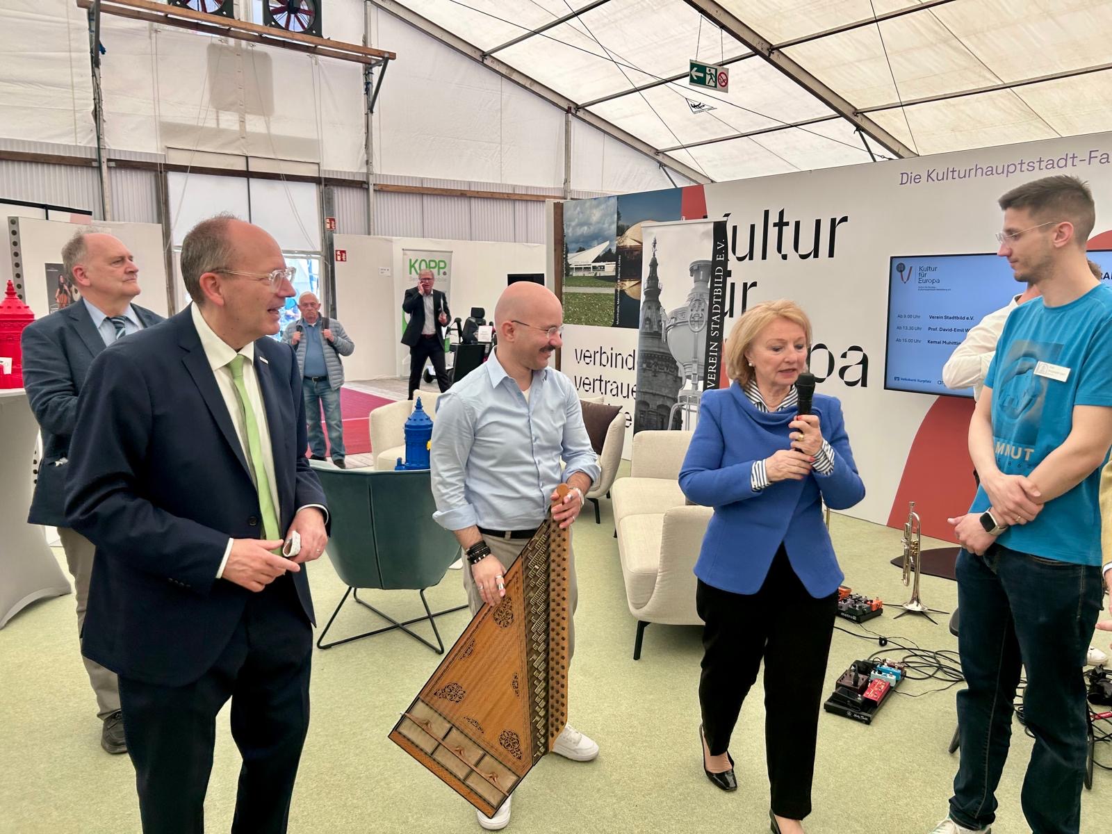 Helen Heberer begrüßt Gäste und Musiker am Stand von Kultur für Europa