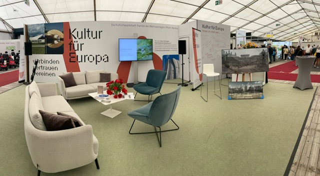 Überblick über den Stand von Kultur für Europa in Halle 27 auf dem Mannheimer Maimarkt