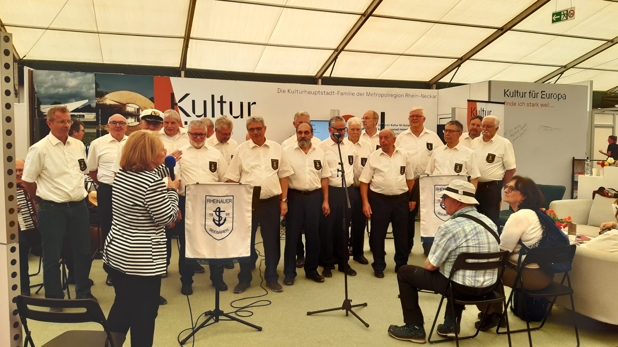 Rheinauer Seebären am Stand von Kultur für Europa mit Publikum