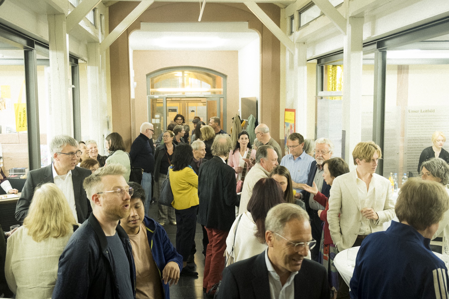 Besucherinnen und Besucher bei Salon 4 in der Sammlung Prinzhorn